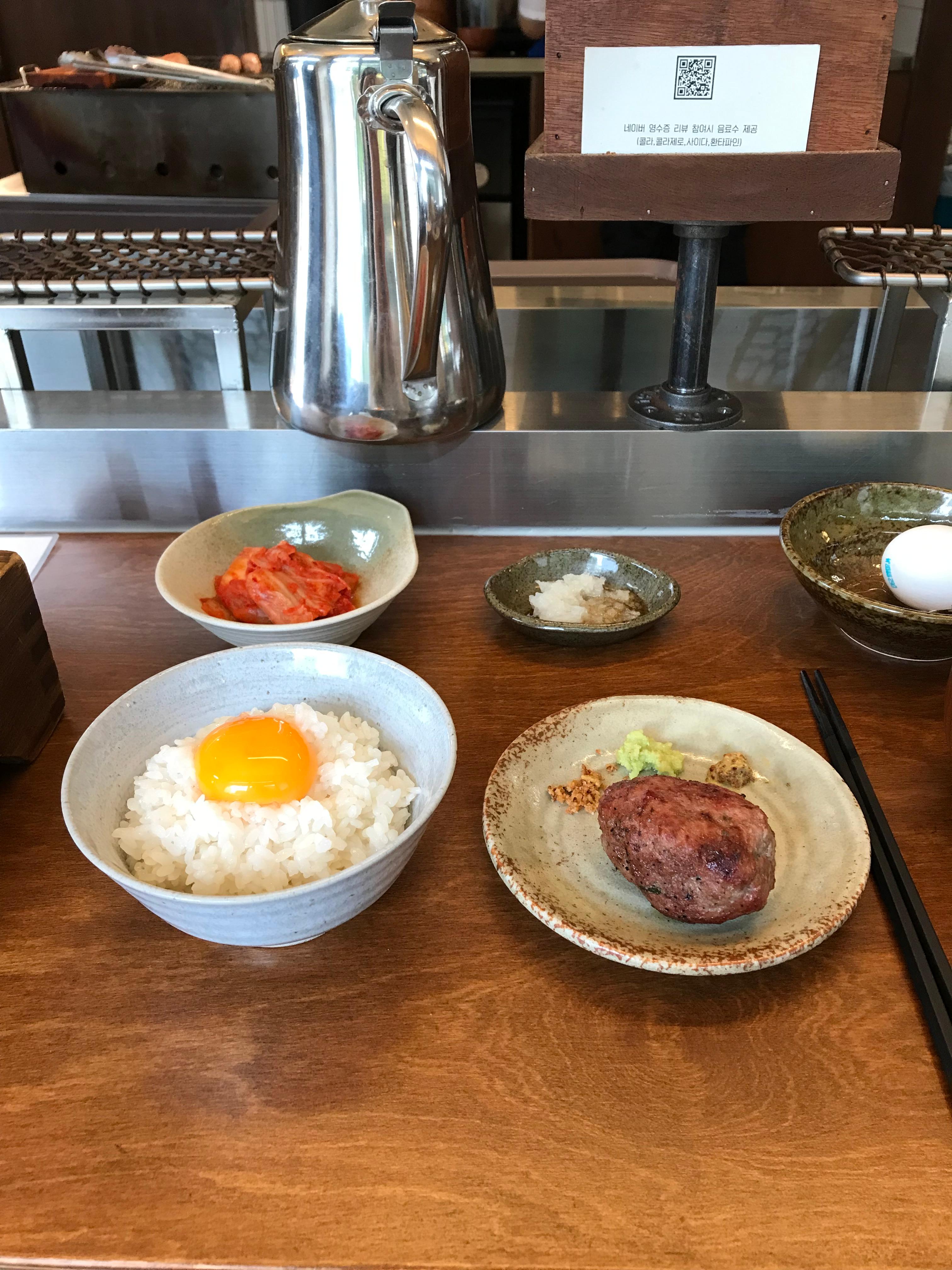 청주 함바구의 숯불 함바그와 계란을 곁들인 밥 한 상